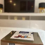 Apartman Luxury 4-bedroom In Centre - Self-check In & Fast Wifi