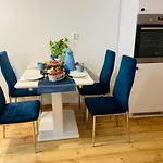 Luxury 4-bedroom In Centre - Self-check In & Fast Wifi *