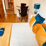 Apartman Luxury 4-bedroom In Centre - Self-check In & Fast Wifi Varsó