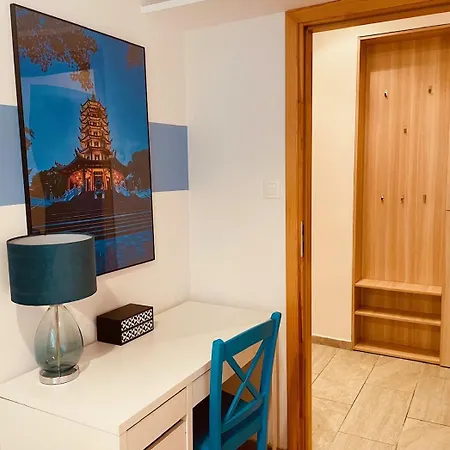 Luxury 4-bedroom In Centre - Self-check In & Fast Wifi דירה *