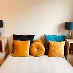 Luxury 4-bedroom In Centre - Self-check In & Fast Wifi شقة وارسو