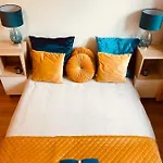 Luxury 4-bedroom In Centre - Self-check In & Fast Wifi *