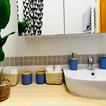 Luxury 4-bedroom In Centre - Self-check In & Fast Wifi شقة