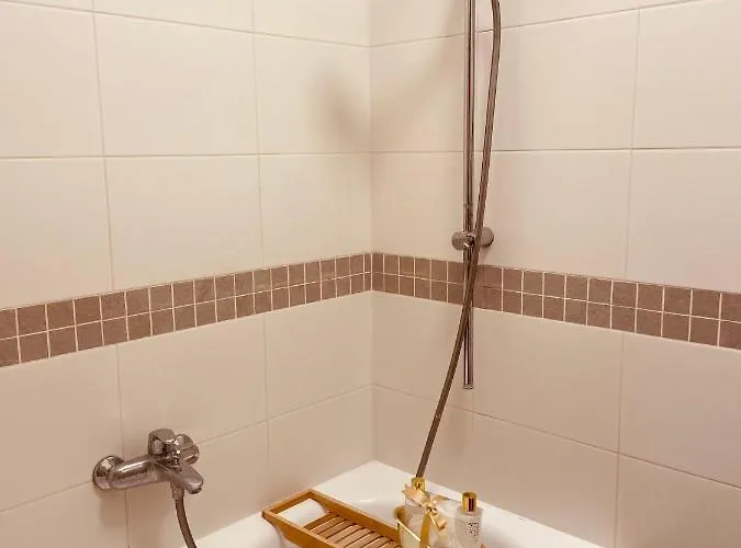 Luxury 4-bedroom In Centre - Self-check In & Fast Wifi Lejlighed Warszawa