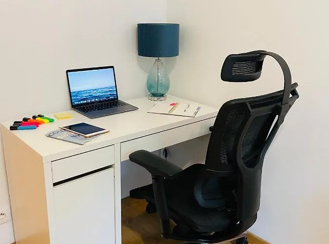 Lejlighed Luxury 4-bedroom In Centre - Self-check In & Fast Wifi Warszawa