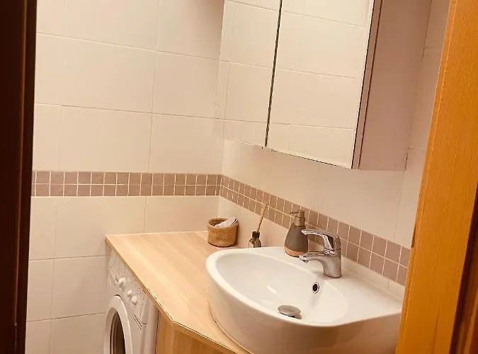 Luxury 4-bedroom In Centre - Self-check In & Fast Wifi Lejlighed Warszawa