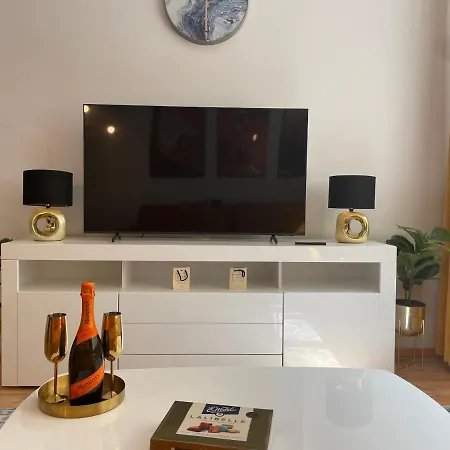 Luxury 4-bedroom In Centre - Self-check In & Fast Wifi Lägenhet Warszawa